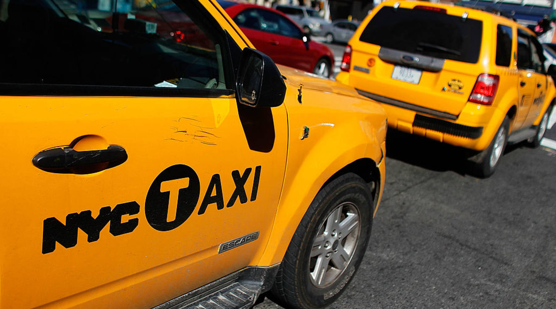 Такси. Такси Нью-Йорка. Такси Нью-Йорка марки. Новое желтое Taxi. База водителей такси