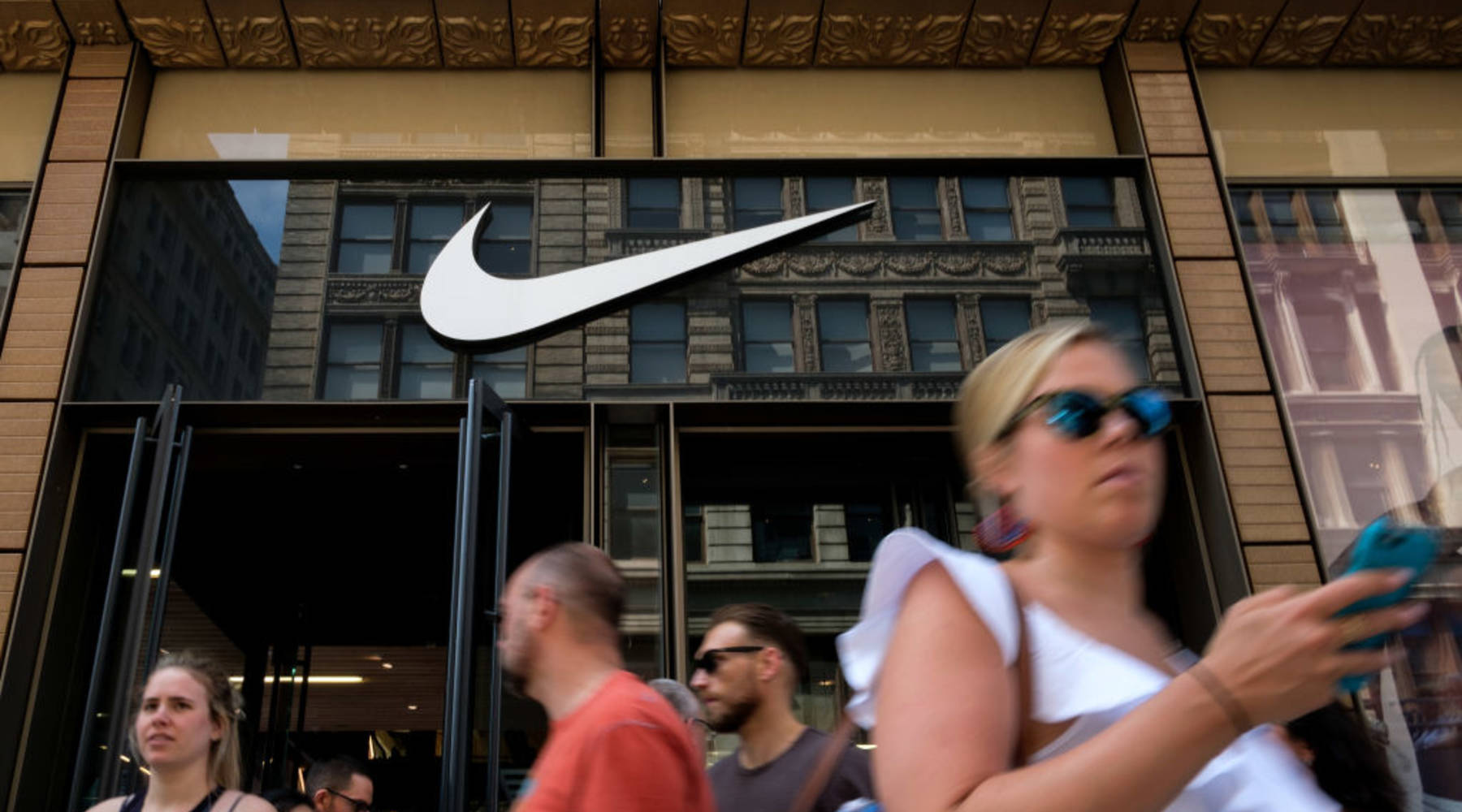 Waardeloos vrijwilliger weten As retailers suffer, Nike wants to just sell things itself - Marketplace