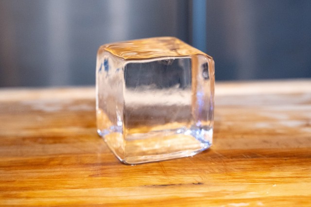 Why Can Cocktail Bars Make Perfectly Clear Ice—And I Can't?