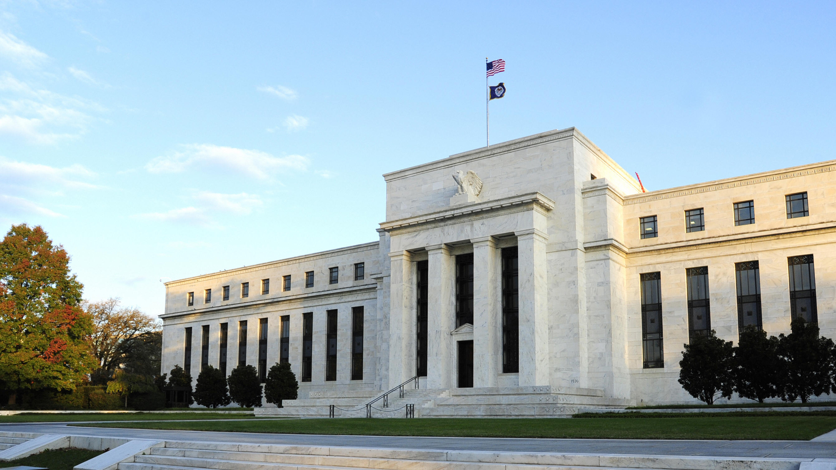 a central bank like the federal reserve in the united states can help survive a bank run