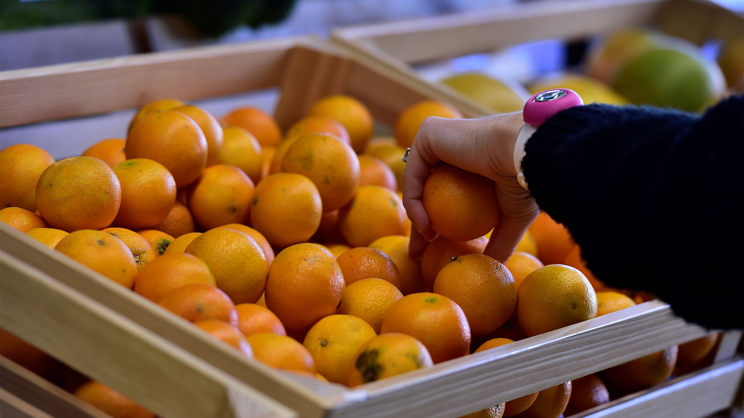 What's with those little seedless holiday tangerines? - Marketplace