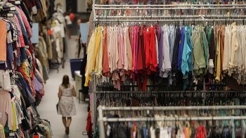 Stop charging more for plus-size clothes, experts say- Marketplace