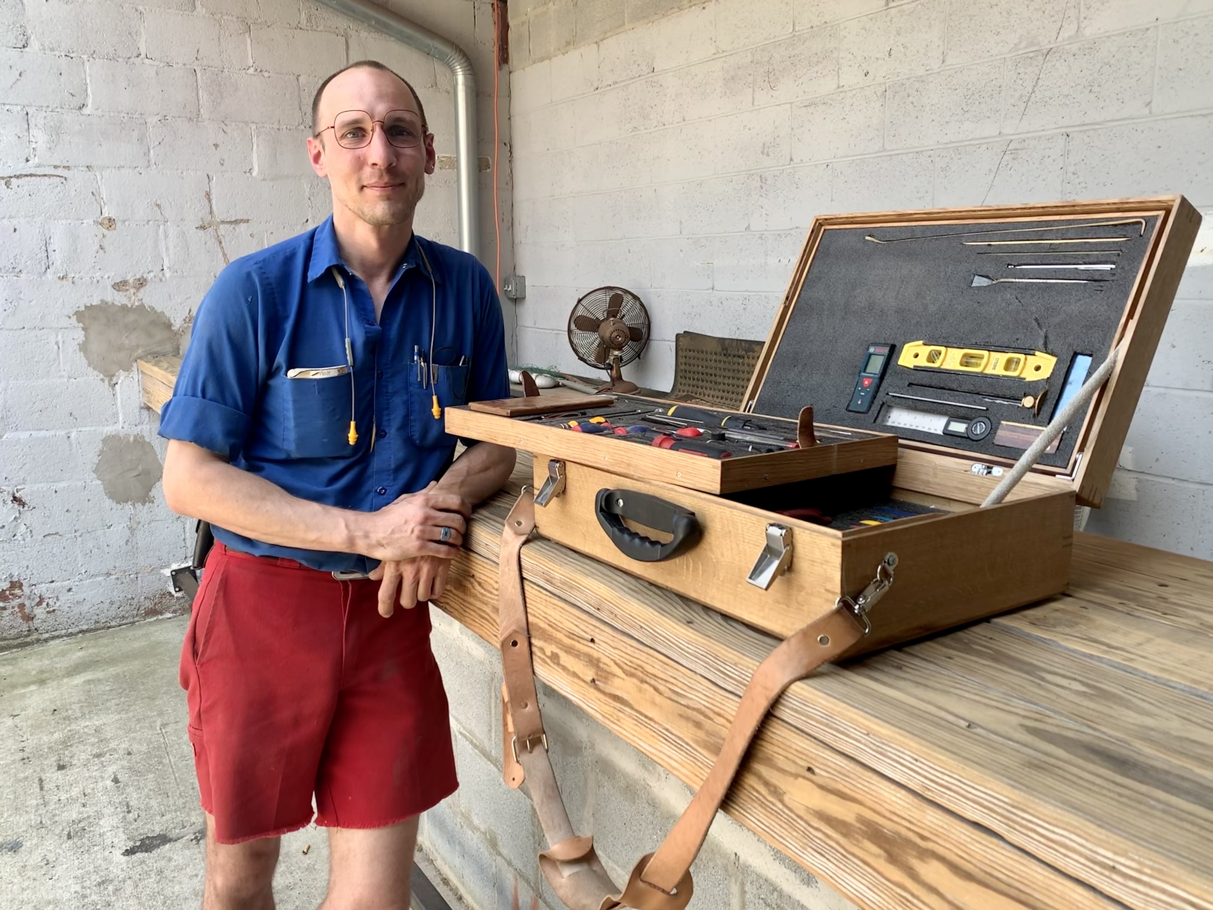 Il falegname Josh Dean ha scelto il legno vintage per costruire un'estensione per un bar all'aperto in un ristorante locale. Il bar esistente (nella foto) è stato costruito con nuovo legname. 