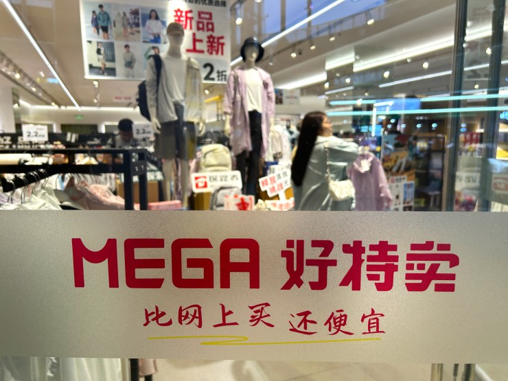 Una tienda de ropa recién inaugurada en Shanghai se jacta de que sus precios son más bajos que los de las plataformas en línea para atraer a los compradores.