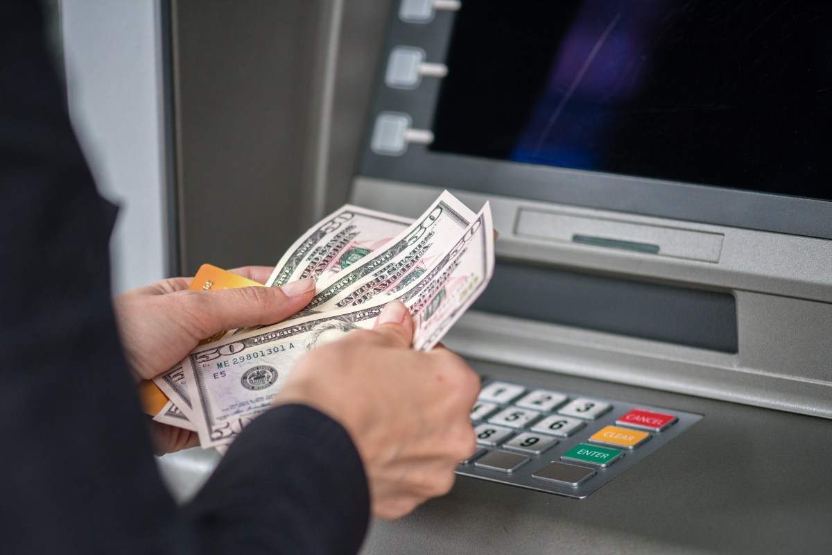 Do celebrities use ATMs? Who pays their bills? – Marketplace