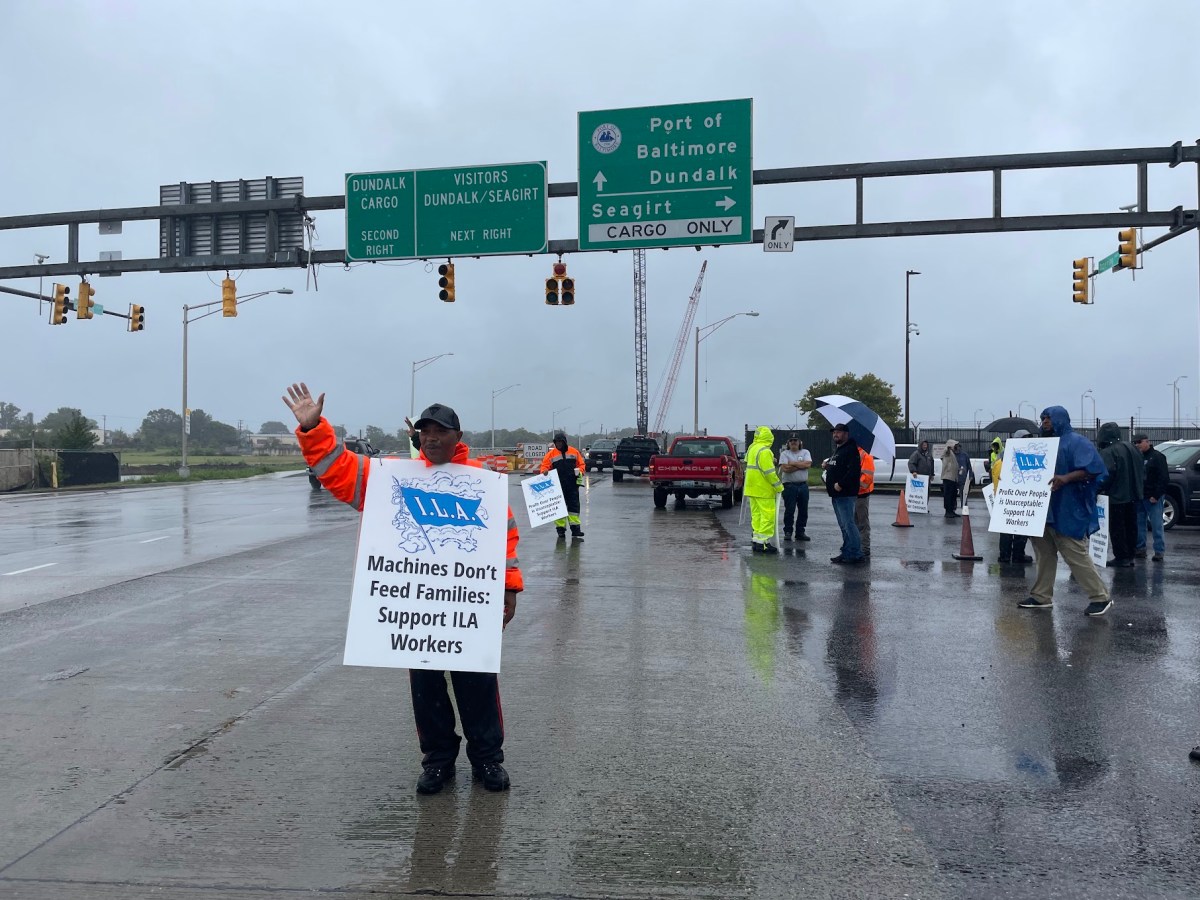 U.S. Ports Face Automation Debate Amid Longshoremen Strike